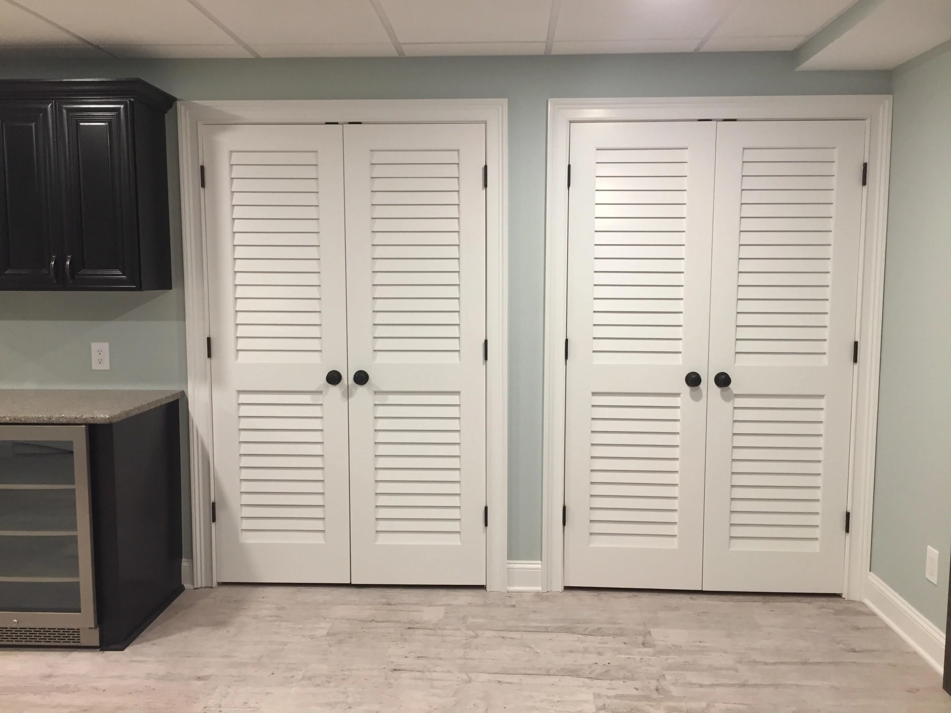 2 Plantation Louver Panel Interior Closet Door (Primed) - Image 4