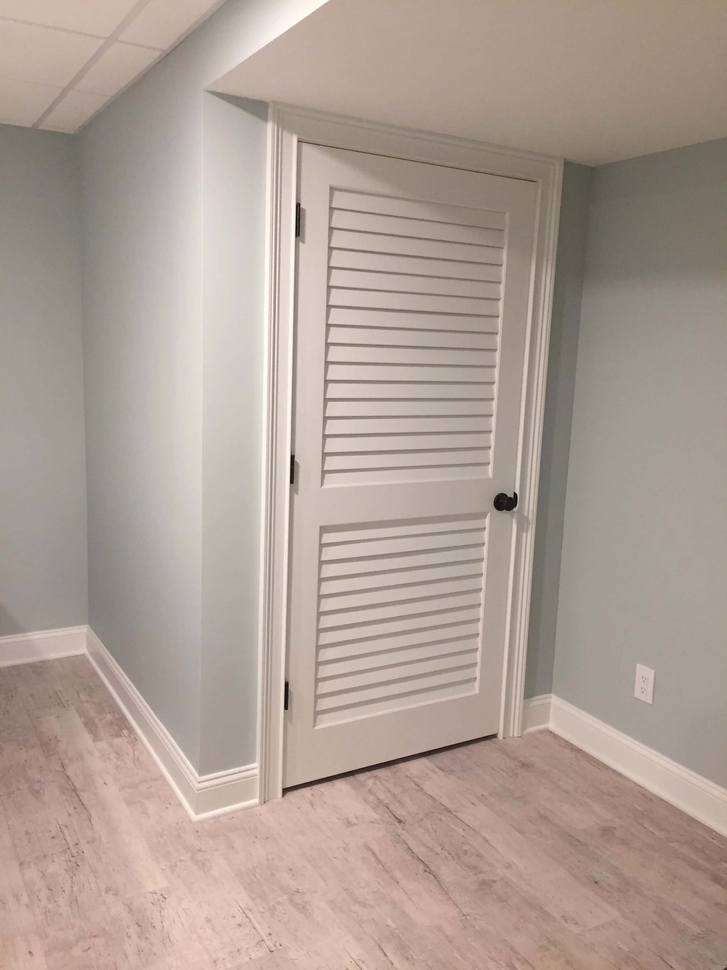 2 Plantation Louver Panel Interior Closet Door (Primed) - Image 5